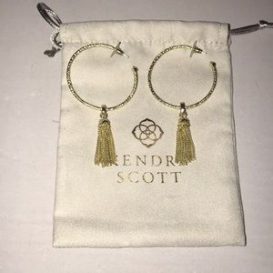 Kendra Scott Small Hammered hoops with charms